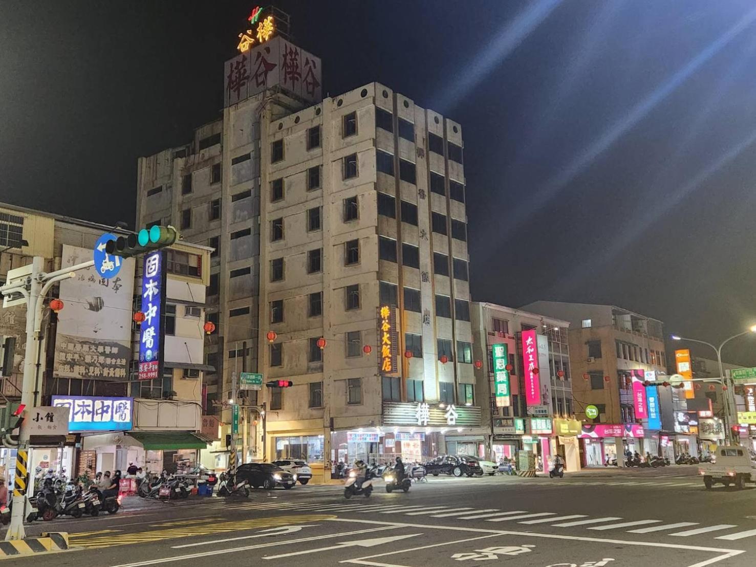 Hua Ku Hotel Tainan Esterno foto